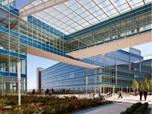 BlueCross BlueShield of Tennessee Cameron Hill courtyard with people walking around enjoying the sunny day